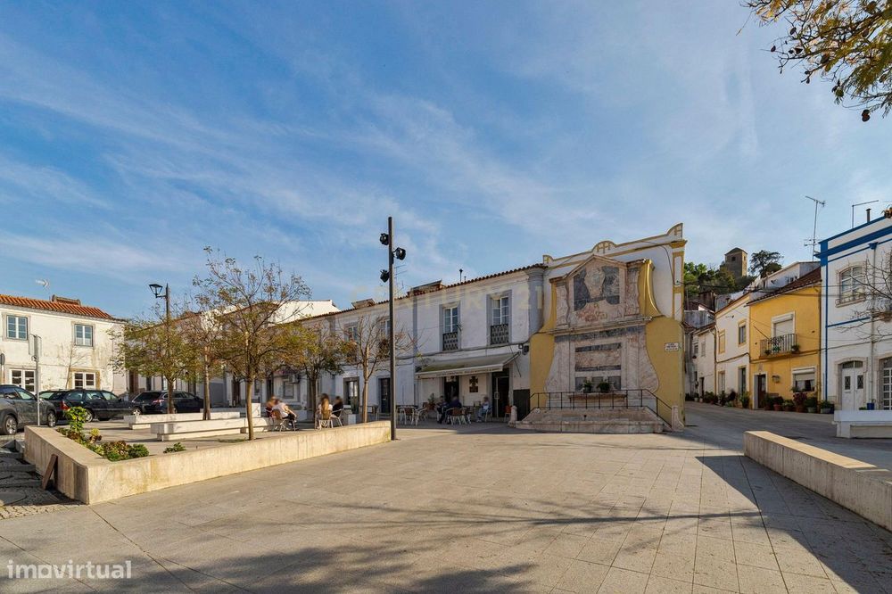 Prédio para Recuperar no Centro Histórico de Montemor-o-Novo — Nossa Senhora Da Vila, Nossa Senhora Do Bispo E Silveiras, Évora