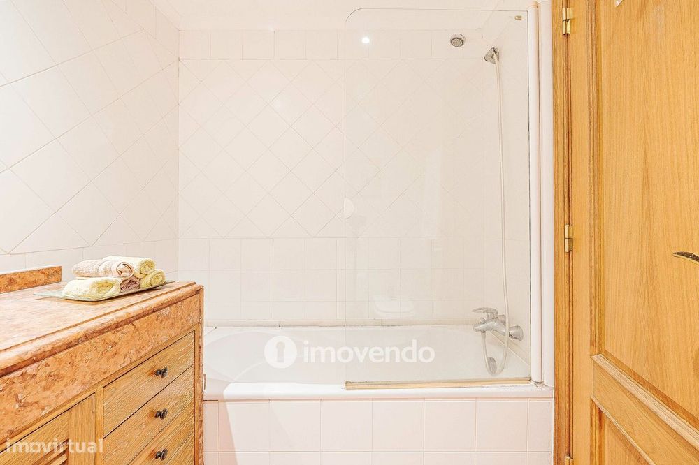 Apartamento T4 exclusivo, com estacionamento e terraço, em Belém