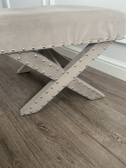 Elegancja pufa w stylu modern classic, hampton, glamour, nowojorskim