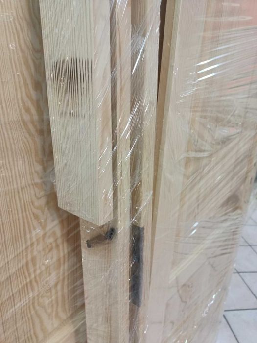 Producent drzwi sosnowe drewniane z futrynami od RĘKI