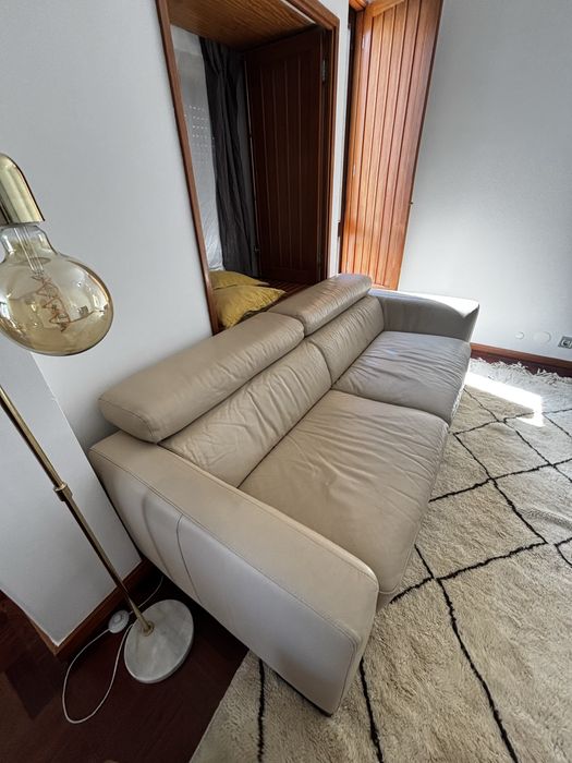 Sofa 3 lugares em pele bege Divani Divani