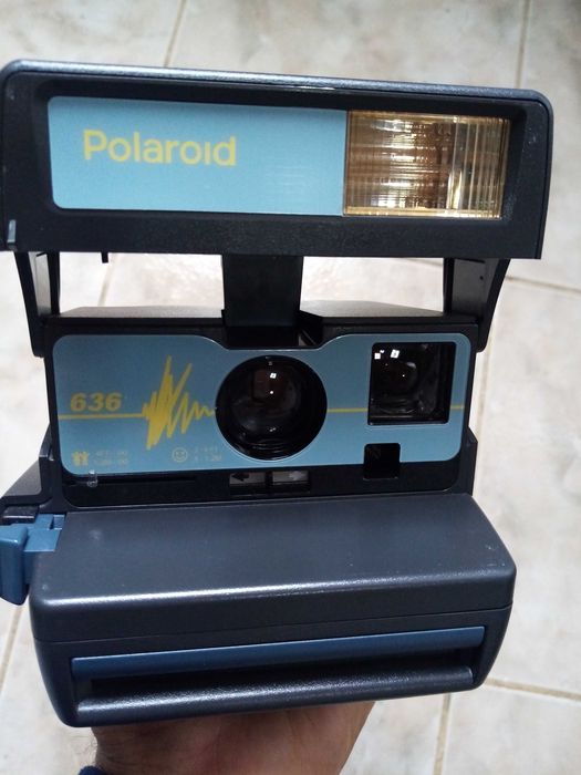 Camera Polaroid ainda com caixa original e manual de instruções.