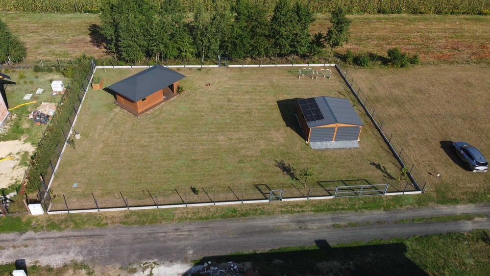 Działka budowlana z domkiem drewnianym i garażem