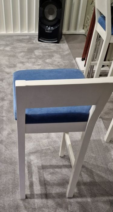 Bancos lacados a branco com estofos tipo pele de pêssego (68×87 cm)