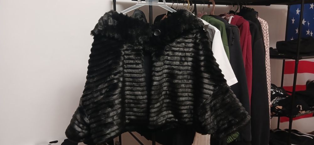 Жіноче чорне болеро-широке плече з хутрою