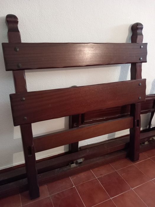 Cama de corpo e meio, em Madeira maciça