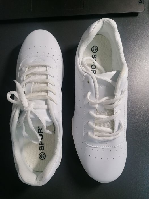 Спортивні кросівки білі. Для змагань з аеробіки чи інших видів спорту.