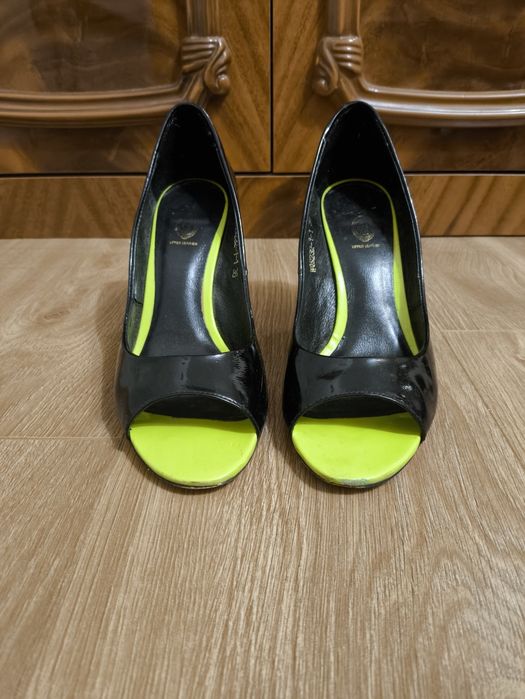 Шкіряні лаковані та перфоровані босоніжки Pollini Miraton 36 розмір