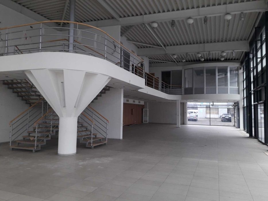 Продам приміщення автосалону