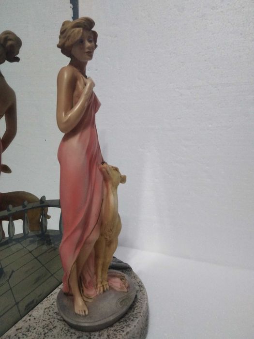 Estátua A Deusa e a Gazela com Espelho