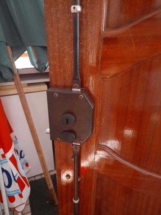 Porta de entrada madeira maciça com fechadura.