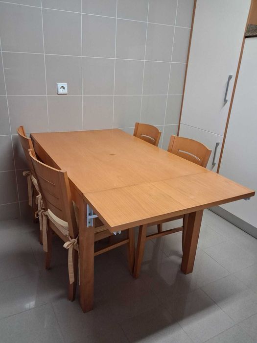 Mesa extensível, 4 cadeiras, 4 cochins e 4 forras suplentes.