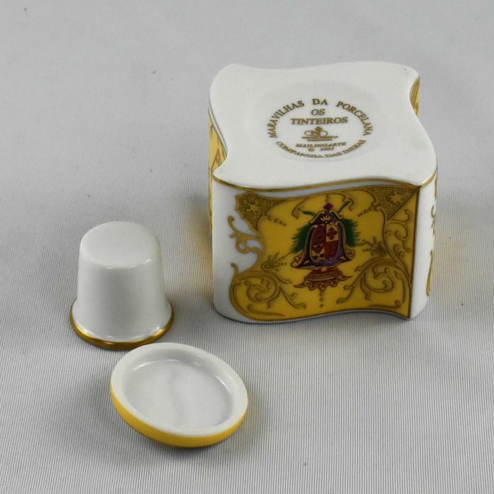 Tinteiro em porcelana com brasão, ricamente decorado com dourados