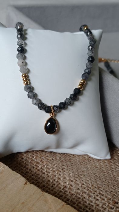 Naszyjnik damski z szarego kamienia naturalnego z zawieszką łezką