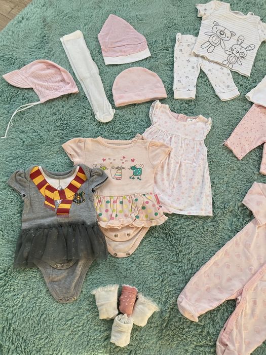 Zestaw ubrań dla dziewczynki niemowlaka r.56 czapeczki, body, komplety