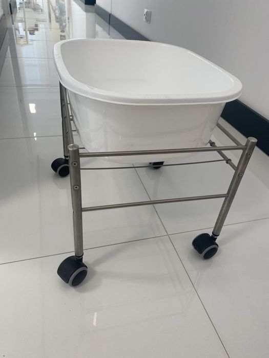 Wanienka do pedicure na kółkach