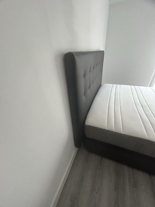 Cabeceira de cama estofada de cor preta
