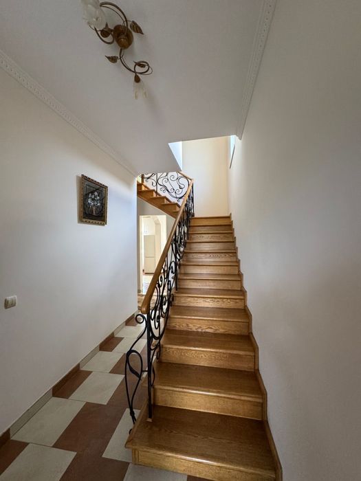 Оренда будинку з паркомісцем