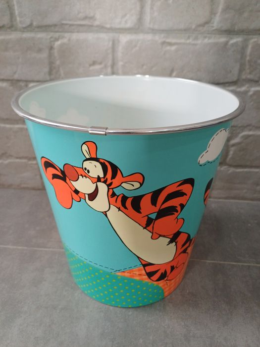 Banco e balde de criança