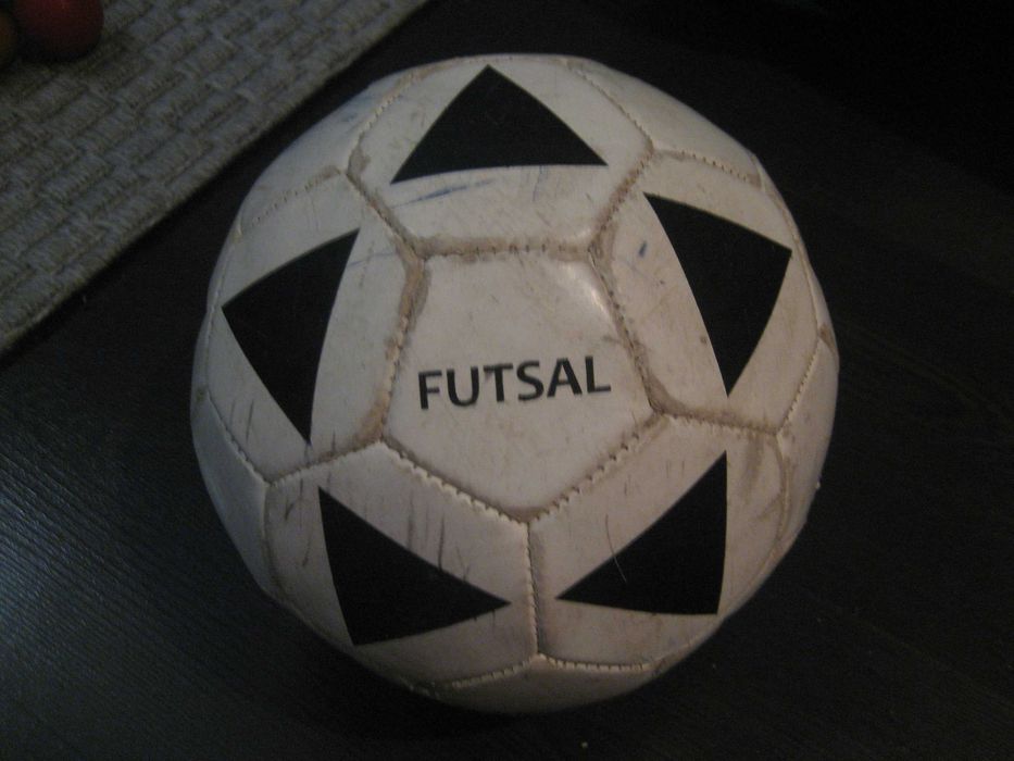 Bolas de futebol, futsal, golfe e saltitonas e massajador de madeira