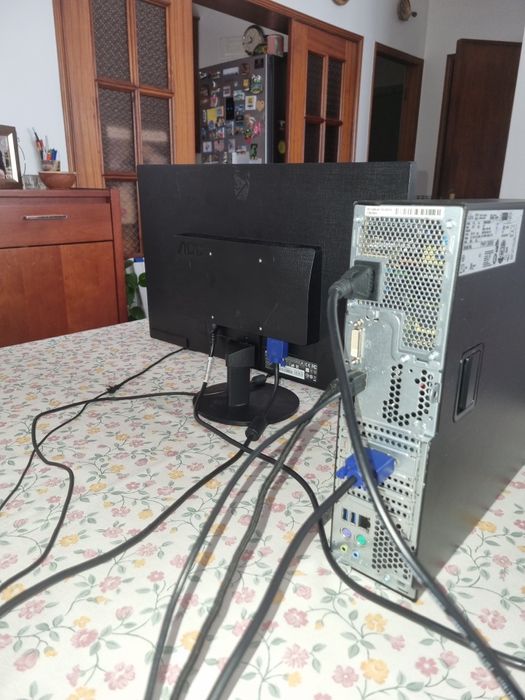 Computador Fujitsu Esprimo D556 + monitor AOC de 22 polegadas