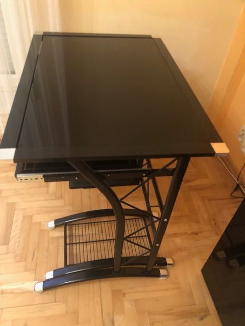 Biurko i fotel na kolkach