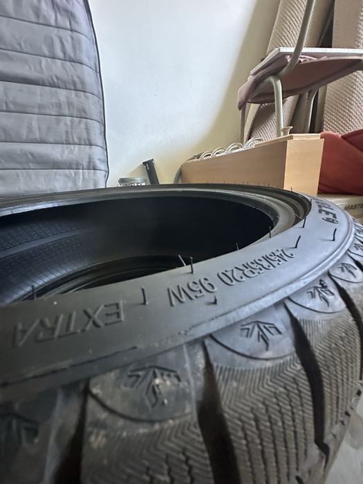 Продам резину зимову 245/35 R20, Triangle PL02