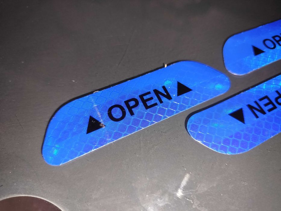 Сигнальна наклейка на двері автівки синя open