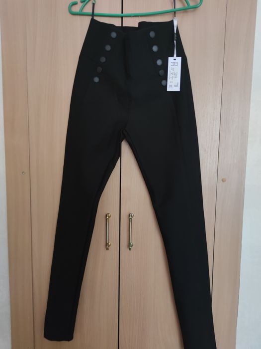 Світлі та чорні брюки.