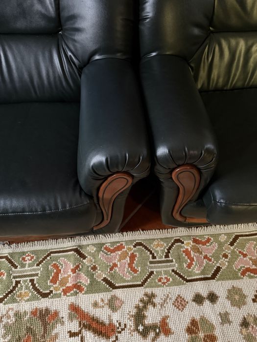 Terno sofas em pele verde escuro da marca aquinos