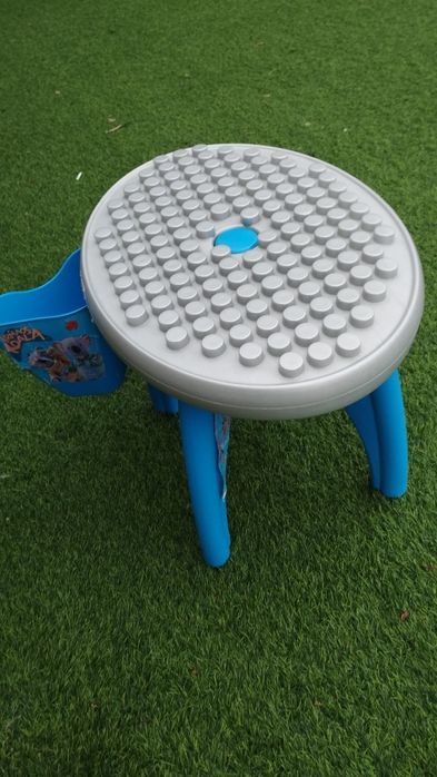 Mesa para construção de Legos, com gaveta para os legos