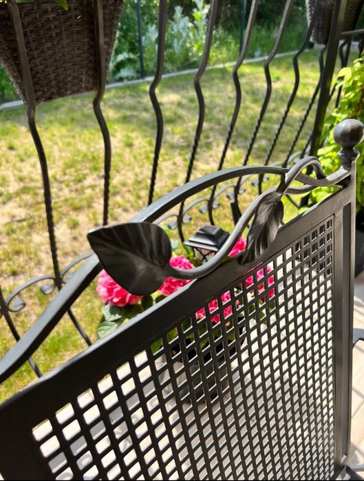 Sprzedam piękny, niepowtarzalny zestaw kutych mebli.
Cena 4995 zł.