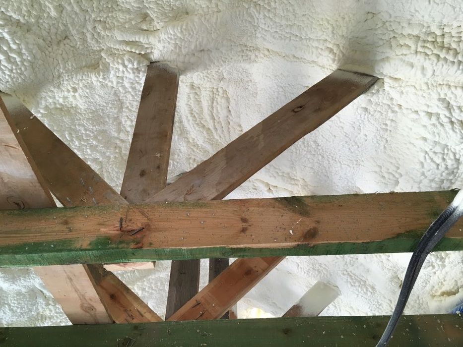 Ocieplenie poddasza, ocieplenie pianą PUR, izolacja natryskowa