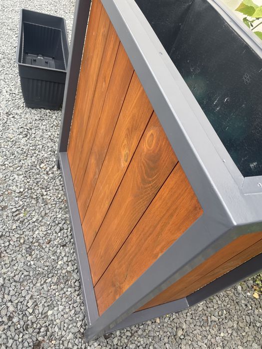 Drewniana donica ogrodowa zewnętrzna na taras