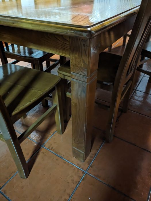 Mesa de jantar com madeira maciça (100 x 180 cm) e 6 cadeiras
