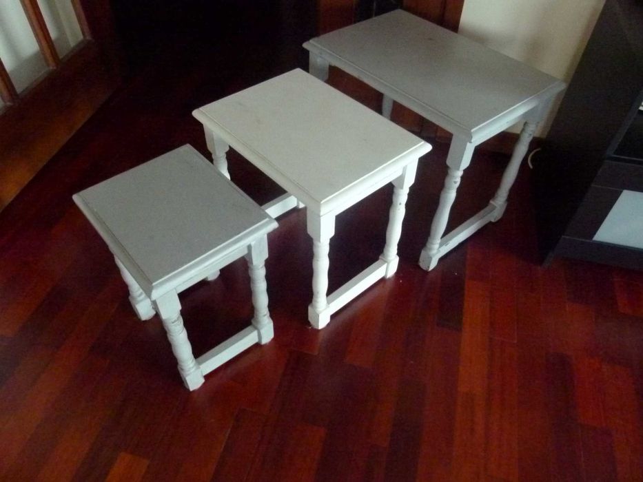 Conjunto de três mesinhas encaixaveis em madeira