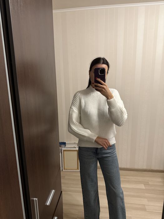 Новий дуже гарний светр молочного кольору