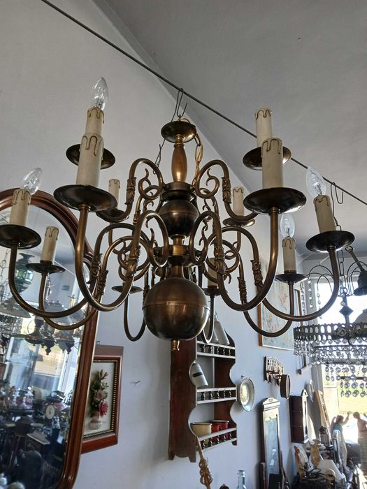 Varias dezenas de candeeiros em cristal e outros.