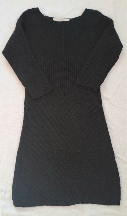 Vestido preto em malha com la e alpaca, confortável e quentinho, com m