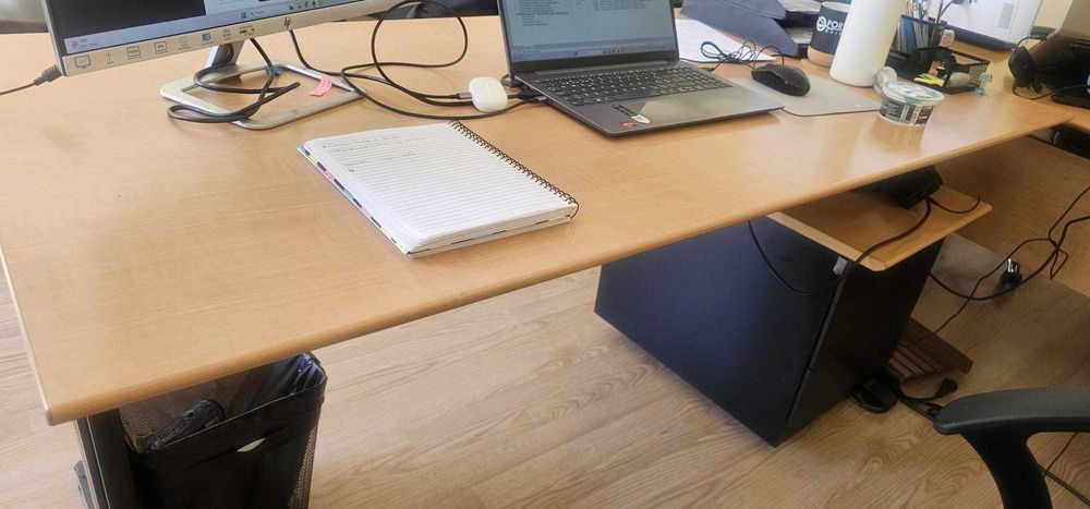 Secretária em faia com superfície de melamina, com dimensões de 160x80 cm + bloco de gavetas por 50 €