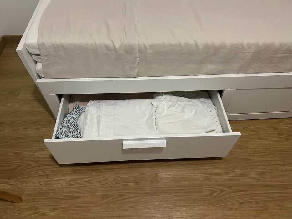 Cama individual/dupla com gavetas de arrumação