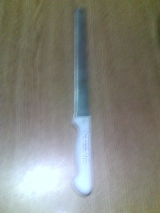 Facas de serrilha diversas