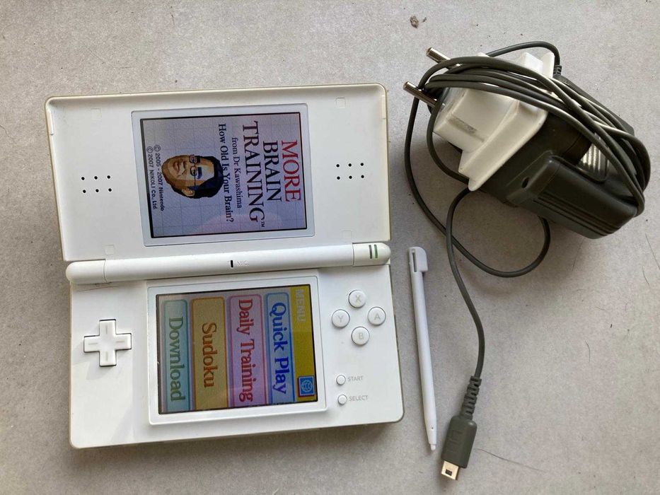 Konsola Nintendo DS Lite - biała - konsola, zasilacz, rysik i gra