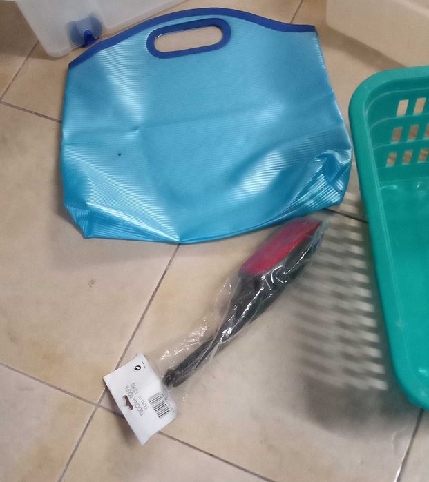 Caixa, cesto, limpa fatos e outros, tudo por 5€