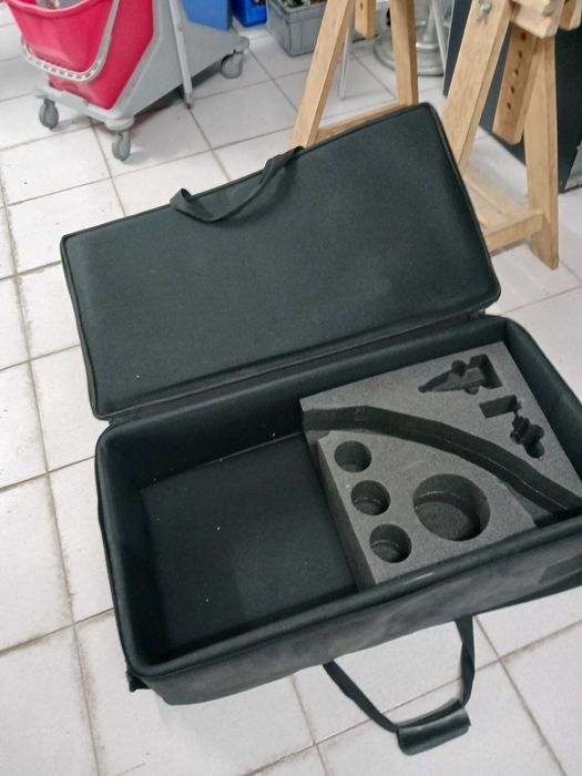 Mala grande com fecho e pegas