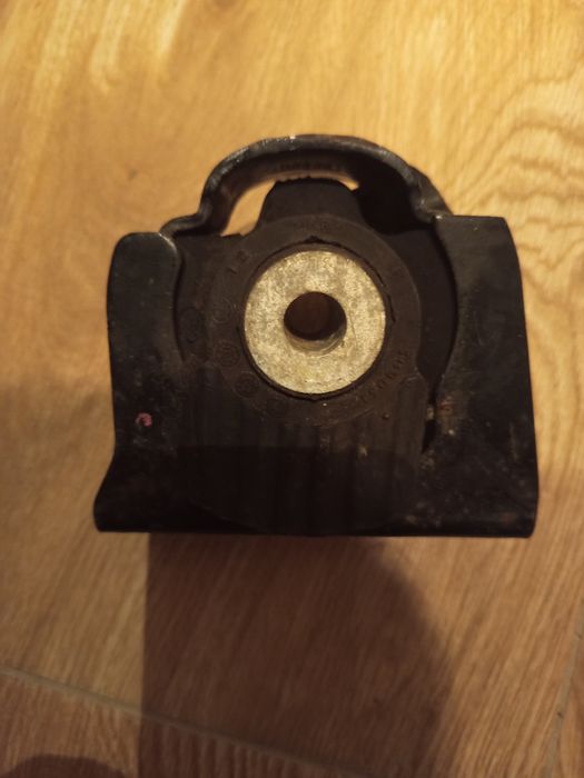 Toyota Corolla e16 łapa silnika poduszka