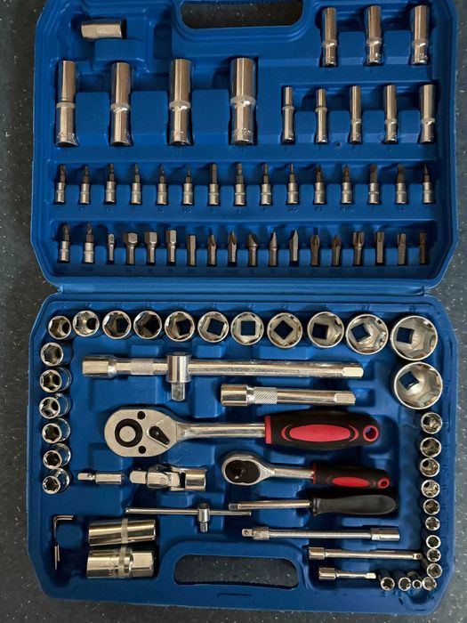 Набір інструментів із тріскачками, головками, бітами та ключами 94 пр