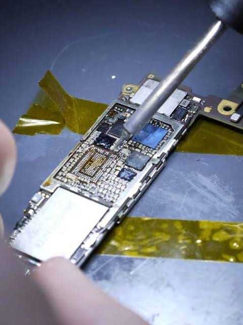 Microsoldadura e Reparação de Placas de iPhone e Android