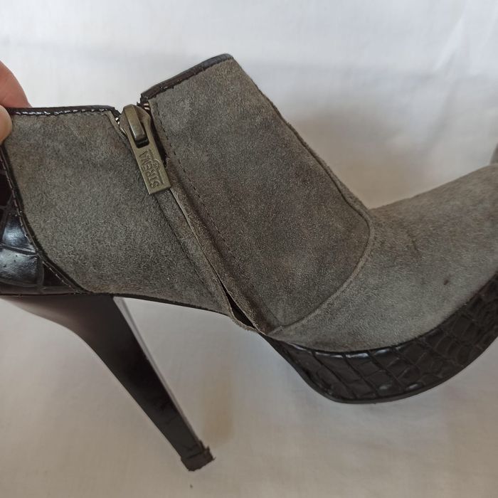 Botins de salto alto cinza da Strena