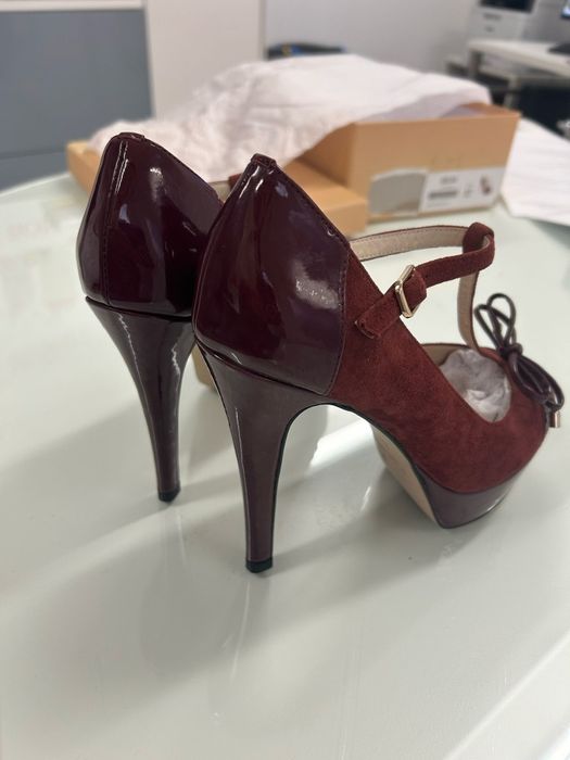 Sapatos de senhora da marca " the essence menbur'